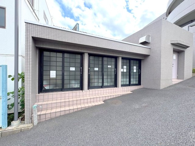 イトーピア小金公園のその他共用部分|ゴミ置き場
敷地内に設置された専用のゴミ置き場。管理が行き届いており、日々のゴミ出しもスムーズに行えて快適です。