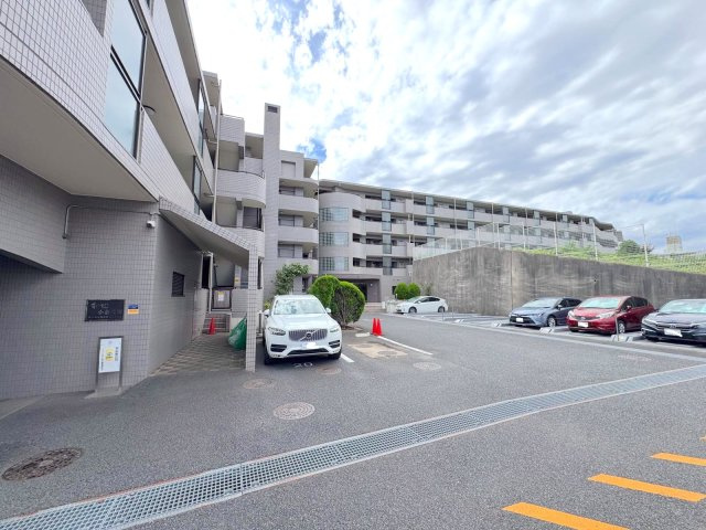 イトーピア小金公園の外観|外観
重厚感と清潔感を兼ね備えたマンションの外観。周辺の落ち着いた街並みに馴染む落ち着いたデザインです。