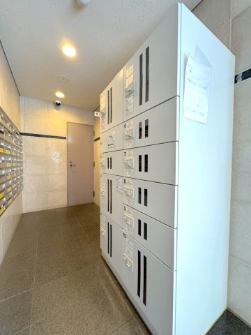イトーピア小金公園の設備|宅配ボックス
不在時でも荷物を受け取れる宅配ボックスを設置。ネットショッピングの利用が多い方にも大変嬉しい設備です。