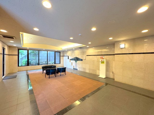 イトーピア小金公園のエントランス|エントランスホール
開放感があり綺麗に保たれたエントランスホール。住まう人や訪れる人を優しく迎える上品なデザインです。
