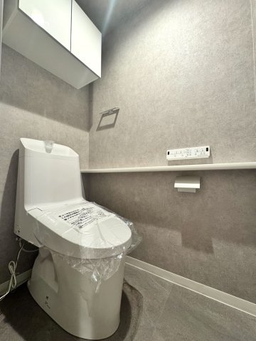 イトーピア小金公園のトイレ|トイレ新規交換
清潔感あふれるトイレへ新規交換。温水洗浄便座などの快適機能を備え、お手入れもしやすい設計になっています。