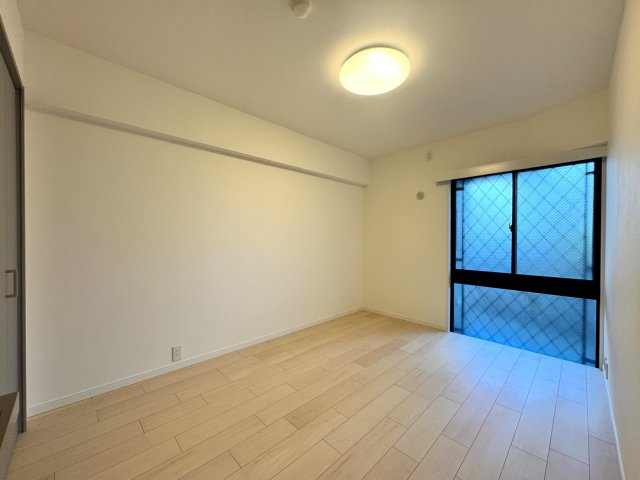 イトーピア小金公園の寝室|洋室6.1帖　間取り図左上の部屋
主寝室に最適な広さがあり、大きめのベッドを置いてもゆとりを持ってお使いいただけます。