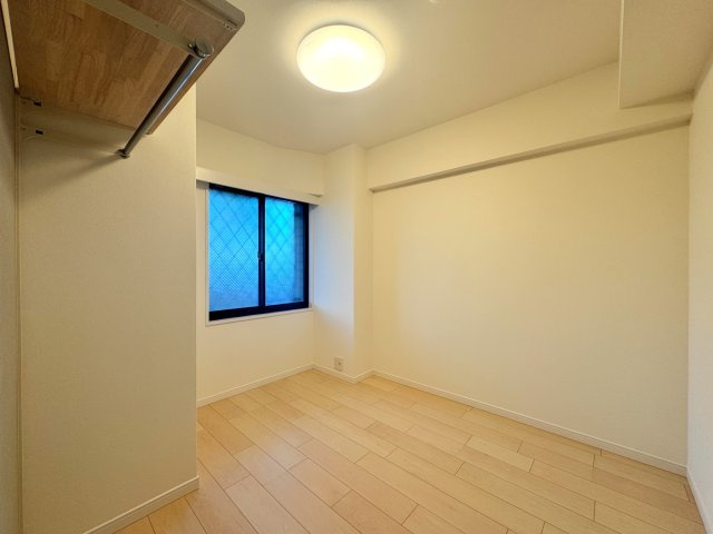 イトーピア小金公園の子供部屋|洋室4.3帖　間取り図右上の部屋
子供部屋や書斎、リモートワークスペースとしても活用しやすい使い勝手の良いお部屋です。