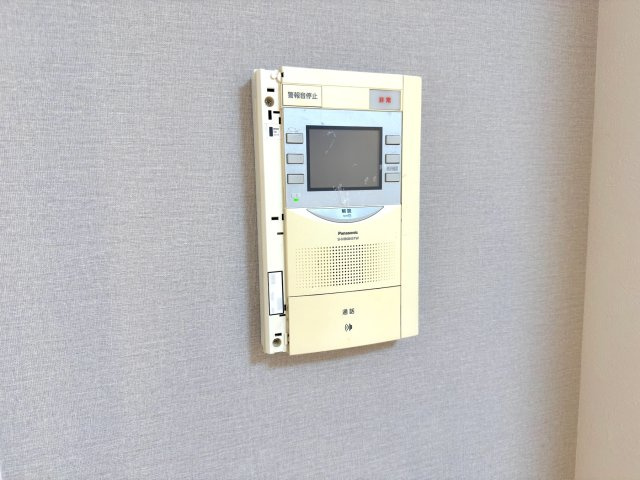イトーピア小金公園のセキュリティ|TVモニター付きインターホン
来訪者を室内から画像と音声で確認できるTVモニター付きインターホン。防犯面でも安心です。