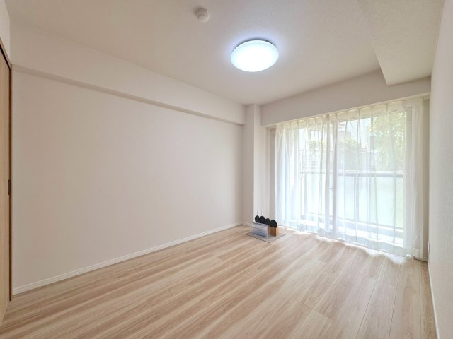 イトーピア小金公園の寝室|洋室6帖　間取り図右下の部屋
間取り図右下に位置する洋室6.0帖。主寝室としても最適なサイズ感で、落ち着いて過ごせる空間です。