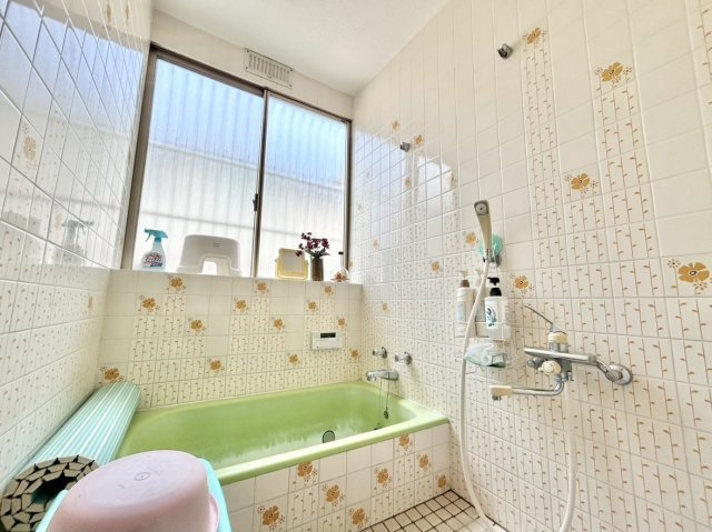 中古戸建　川西市大和西5丁目の浴室|追焚機能でいつでも温かいお湯をキープでき、湯船に浸かって癒しのバスタイムを♪