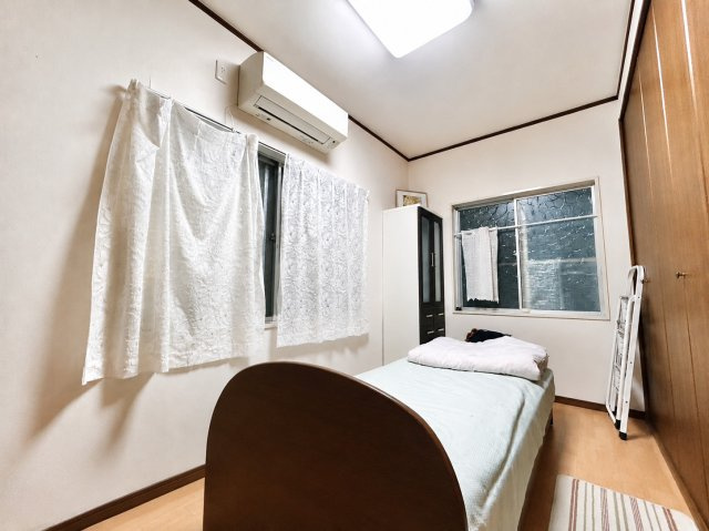 中古戸建　川西市大和西5丁目の洋室|洋室 約6帖　二面採光で風通しも良く、開放感のある室内。収納スペースも完備！