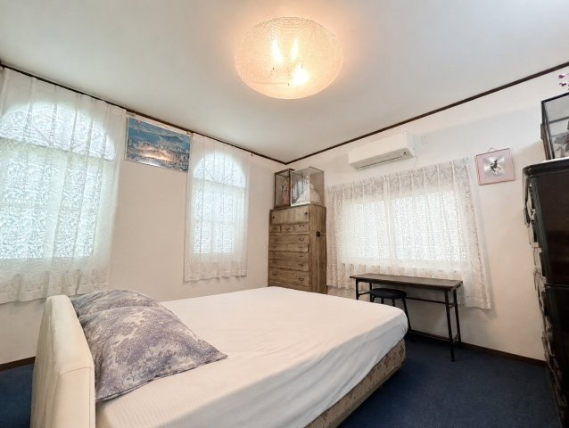 中古戸建　川西市大和西5丁目の寝室|寝室はゆとりの約8帖　南向き・二面採光で明るく風通しも良好です。ご夫婦の寝室にもおすすめ♪収納付き。