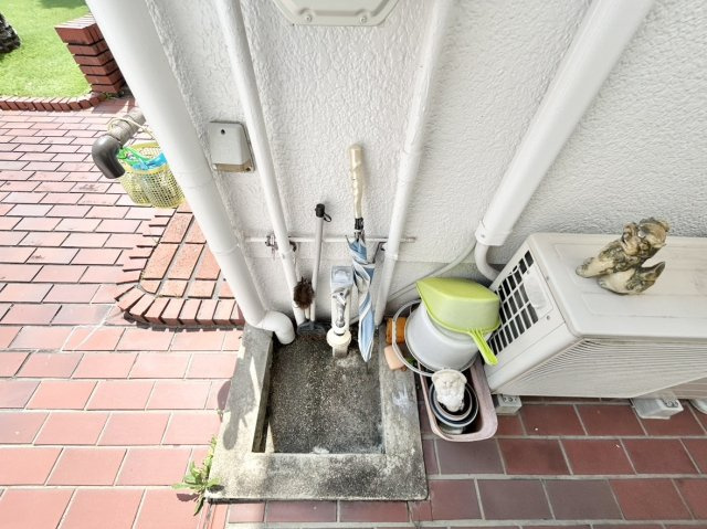 中古戸建　川西市大和西5丁目の設備|駐車場奥の水栓は、愛車の洗車や帰宅後の泥汚れ落としに便利！外回りの掃除やガーデニングにも大活躍。