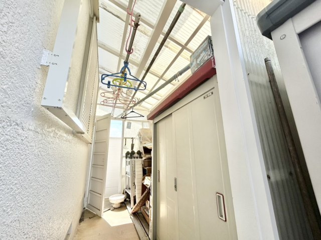 中古戸建　川西市大和西5丁目のその他|勝手口外　ゴミ出しや買い出しがラクになり、風通しも良く、災害時の避難路にもなるので便利です。