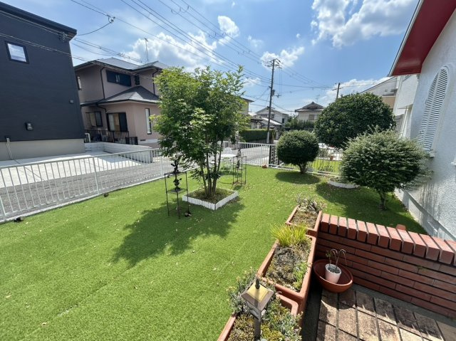 中古戸建　川西市大和西5丁目の庭|ぽかぽかの陽だまりに包まれる南庭。お茶を飲んだり夕涼みをしたり、贅沢な時間が流れます。