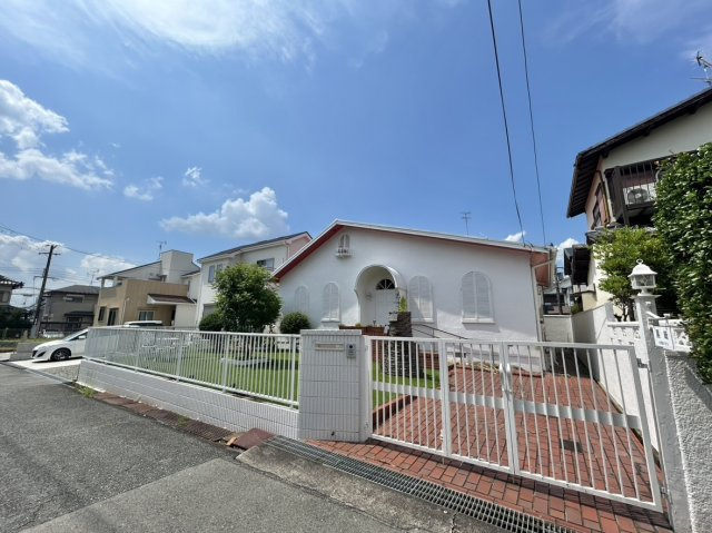 中古戸建　川西市大和西5丁目の駐車場|敷地内に1台分の駐車スペースあり、お買い物や雨の日の送り迎えにも便利です。