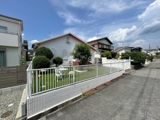 中古戸建　川西市大和西5丁目の前面道路含む現地写真|南側5ｍの前面道路（公道）に面し、駐車もスムーズな整形地です♪