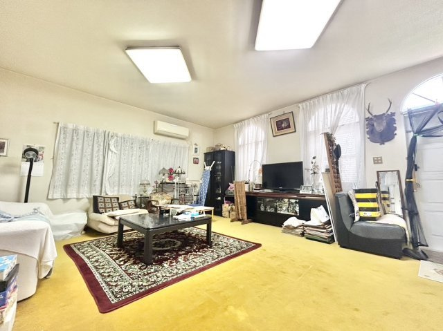 中古戸建　川西市大和西5丁目の居間・リビング|南向き＆二面採光で、陽当たり・風通し良好なリビング。窓が多く開放的も感じられます♪