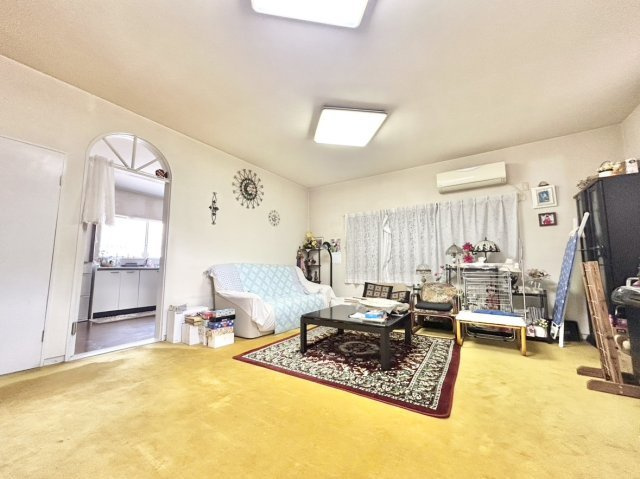 中古戸建　川西市大和西5丁目の居間・リビング|約14帖の広々リビングは、大きめの家具もゆとりをもって配置可能。