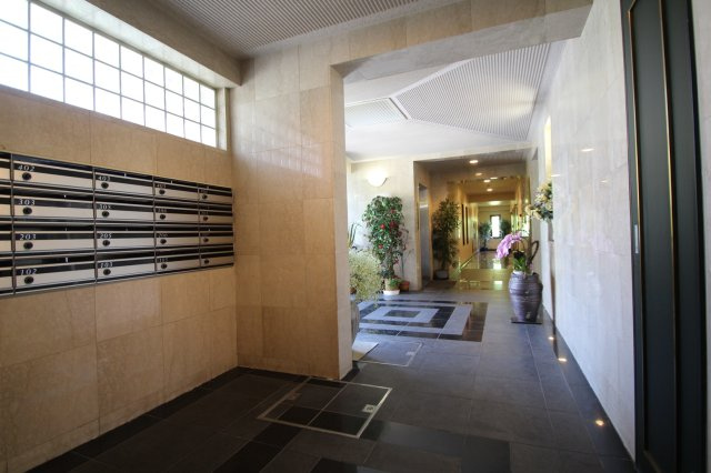 川崎市高津区諏訪３丁目の賃貸マンションのロビー