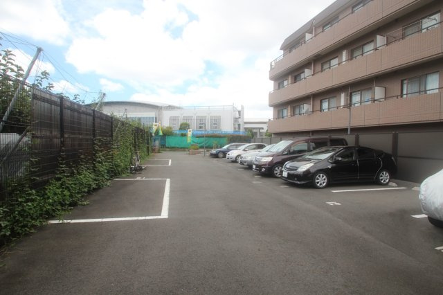 バレル中村の駐車場