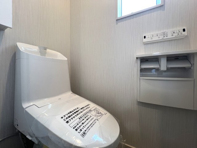 インター近くで車の利便性GOOD♪築浅なので造りも今時！新築でないけれど、それでも新築に近い方がウレシイよね！ってな方は、ココはアリ！！マジであり！！な、【旭区川井本町】リフォーム中古戸建のトイレ|トイレです