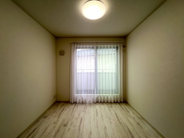 インター近くで車の利便性GOOD♪築浅なので造りも今時！新築でないけれど、それでも新築に近い方がウレシイよね！ってな方は、ココはアリ！！マジであり！！な、【旭区川井本町】リフォーム中古戸建の洋室|洋室です