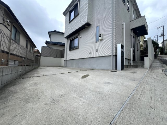 インター近くで車の利便性GOOD♪築浅なので造りも今時！新築でないけれど、それでも新築に近い方がウレシイよね！ってな方は、ココはアリ！！マジであり！！な、【旭区川井本町】リフォーム中古戸建の駐車場|駐車場に車を止められます