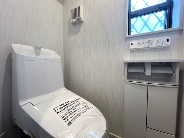 インター近くで車の利便性GOOD♪築浅なので造りも今時！新築でないけれど、それでも新築に近い方がウレシイよね！ってな方は、ココはアリ！！マジであり！！な、【旭区川井本町】リフォーム中古戸建のトイレ|落ち着いた色調のトイレです