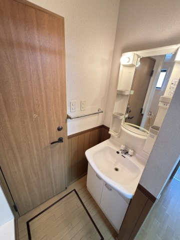 グリーンフローラス御堀の洗面所|明るい洗面所です