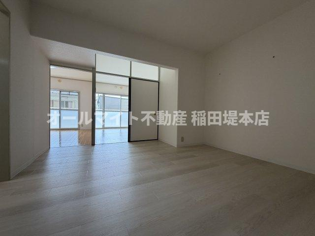 稲城市平尾１丁目のアパートの居間・リビング