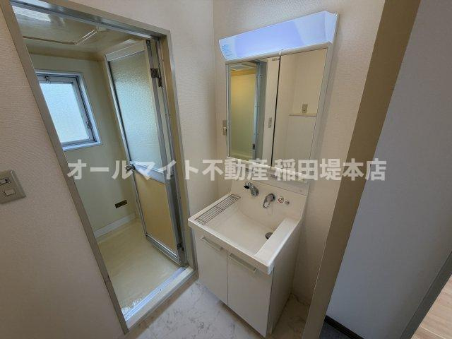 稲城市平尾１丁目のアパートの洗面所