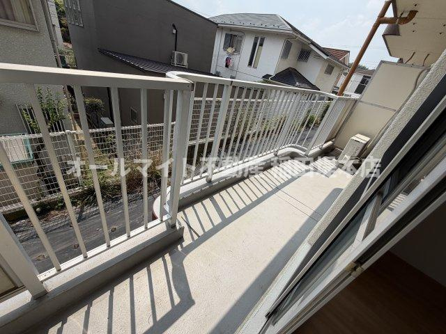 稲城市平尾１丁目のアパートのバルコニー