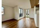 【仲介手数料無料】ふじみ野市駒西7期―新築分譲住宅―限定1棟の居間・リビング|柔らかな陽光に照らされ、暮らしに何とも言えない高級感を生み出します。造りこんだ空間演出の妙が生み出す光と質のハーモニーはこの住宅のクオリティの良さを実感させてくれます。