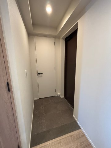 白基調の明るい内装にゲストを心地よく迎えられます。リビングまでフラットな動線です。