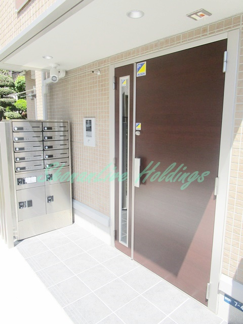 茅ヶ崎市赤松町のアパートのエントランス
