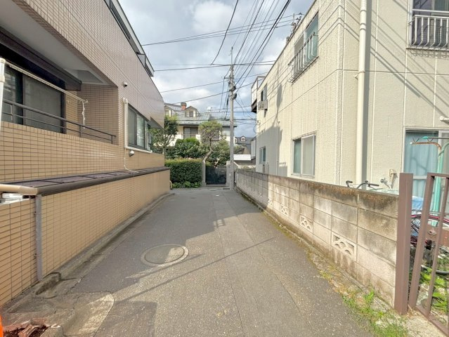 中野区松が丘1丁目　建築条件付き売地の前面道路含む現地写真|2026.07.18撮影

現地ご見学希望・資料請求などお気軽にお問い合わせ下さい！
03-5990-5201