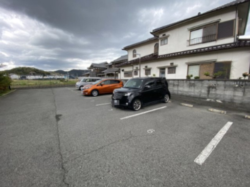 メゾン・アラモードの駐車場