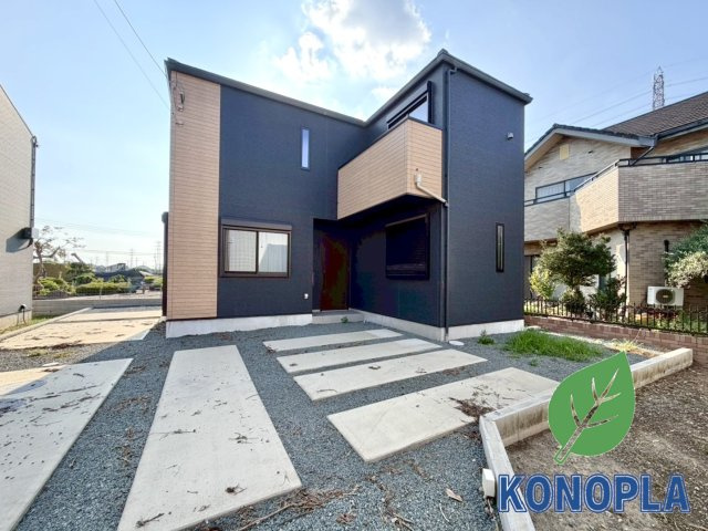 【中古戸建】太田市鶴生田町の外観|■外観｜黒ベースの外観は重厚感のある落ち着いた色味が印象的で、シックで洗練された雰囲気とともに高級感を感じさせてくれます♪