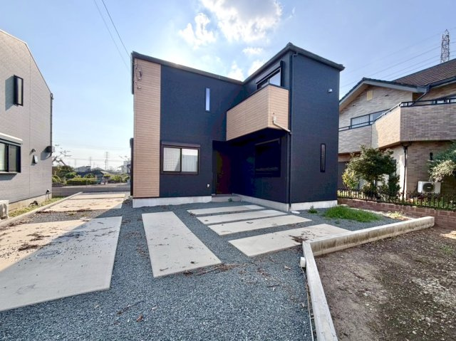 【中古戸建】太田市鶴生田町の外観|■外観｜光の当たり方によって陰影が美しく際立ち、時間帯ごとに異なる表情を楽しめる魅力があります。スタイリッシュで都会的な印象を与えつつも、シンプルで飽きのこない外観に仕上がっています。