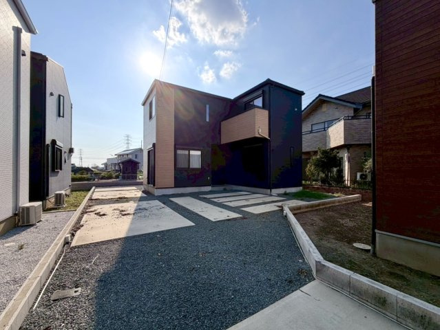 【中古戸建】太田市鶴生田町の外観|■外観｜道路から離れた場所に住まいが位置しているので小さいお子様が遊んでいても車と接触の心配も安心です♪