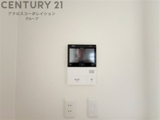 訪問者が来たときにテレビ画面で確認できるため、安心してドアを開けられます。録画機能があるものもあり、留守中に来訪者を記録しておくことができます。利便性が高く、セキュリティ面でも安心です。