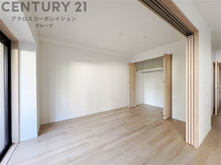 明るい色合いのフローリングとクロスを使用した洋室は家具やインテリアとも調和しやすく空間が広く感じられ開放感を生み出します。自然光を効果的に反射し、室内を明るく保つため、日中の照明使用を抑えられます。