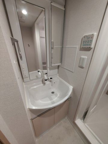 ＣＥＮＴＲＡＬ　ＧＡＲＤＥＮ　ＲＥＳＩＤＥＮＣＥ　ＴＯＫＹＯの独立洗面台