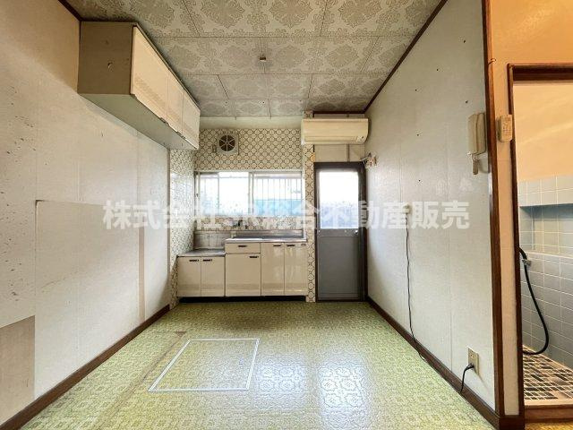 高井田中古テラスハウスのキッチン|ご家族と食卓を囲めるスペースがございます！