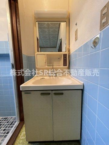 高井田中古テラスハウスの独立洗面台|ボウル下にも収納があり便利です！