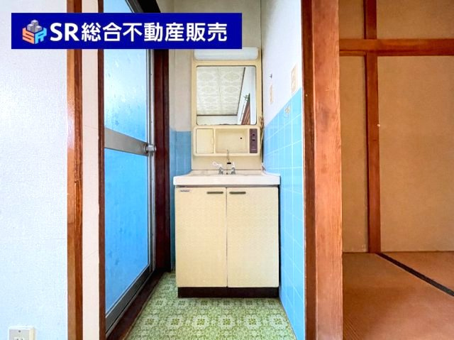 高井田中古テラスハウスの脱衣所|ボウル下にも収納があり便利です！