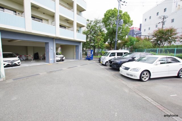 ビスタ江坂南 仲介手数料無料の駐車場