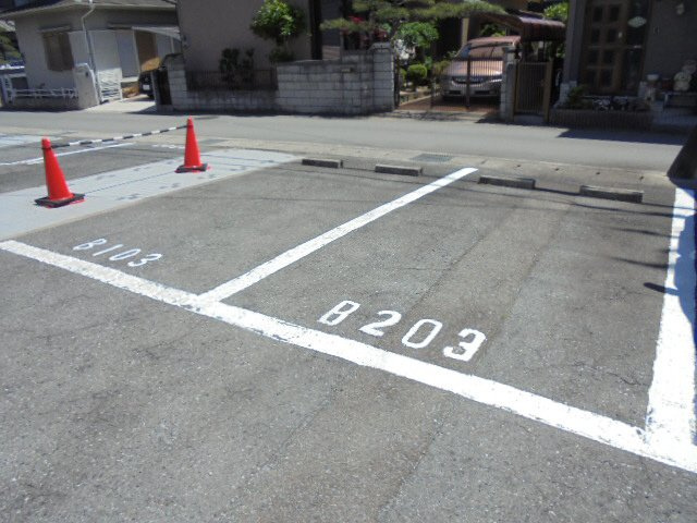 コーポサンライズB棟の駐車場