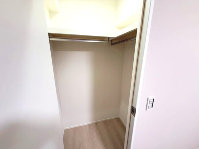 グランシティユーロレジデンス葛西の収納|お気に入りの洋服を美しく並べて収納できる、ゆとりのWIC。