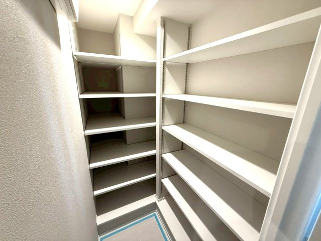 グランシティユーロレジデンス葛西の収納|シューズインクロークを備えた玄関。家族みんなの履物をたっぷり収納可能です

