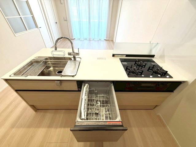 グランシティユーロレジデンス葛西のキッチン|面倒な後片付けをサポート。家事時間を短縮できる食洗機付きです。