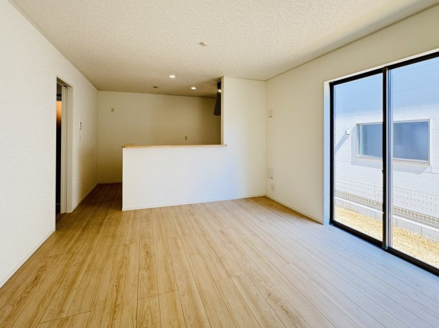 松戸市小金原５丁目新築戸建【貝の花小学校：7分】の居間・リビング|16帖リビングダイニングキッチン