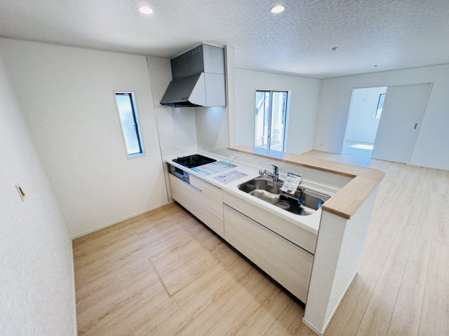 松戸市小金原５丁目新築戸建【貝の花小学校：7分】のキッチン|広々システムキッチン・シンクの水栓には浄水器がついてます！